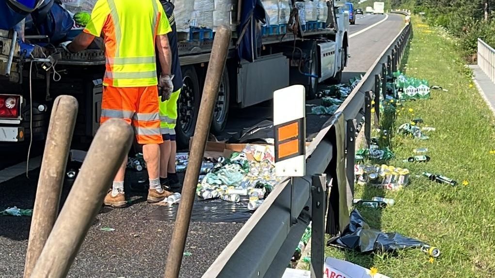 Lahve a plechovky vysypané po nehodě omezily provoz na dálnici D11 u Prahy